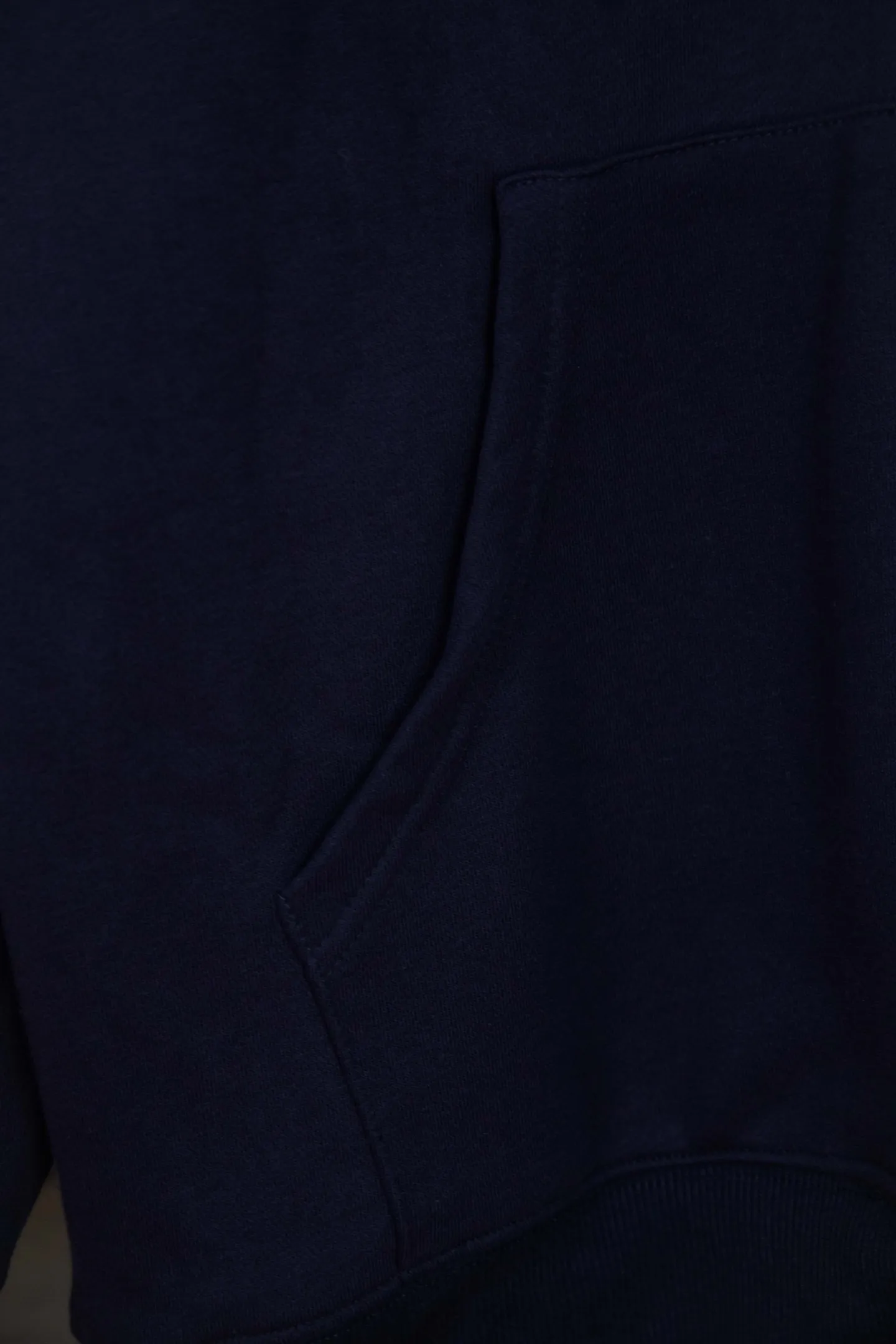 P230 Ralph Lauren/Ralph Lauren pony embroidered zipper cardigan hooded sweatshirt. This sweatshirt is available for everyone in autumn and winter. You can wear it casually no matter how you wear it! ! This hooded sweatshirt is decorated with the simple style that represents Ralph Lauren and is paired with a pony embroidery pattern, which is three-dimensional and full! The solid color fabric paired with exquisite embroidery instantly sets it off! Hooded sports design, loose and casual fit! The overall texture is very strong! Through the pictures, we can feel the thickness and texture of custom-woven and dyed threads. The workmanship is exquisite. They are shipped from major foreign trade factories. They are all made by masters with many years of experience. Everything is of high standards and requirements! Simple and versatile model ~ Made of imported pique cotton fabric, which is super delicate and soft, close to the body without being tied. All fabrics and accessories are original custom-made and of high quality! Perfectly reflects the brand’s sense of superiority! Standard cut, comfortable stretch, unrestricted movement! Highly practical, high-end and classy! Versatile style ~ can be paired with jeans or jogging pants. Ideal for transitioning from your morning commute to weekend events! Size: S-XL Color: Gray Navy Black